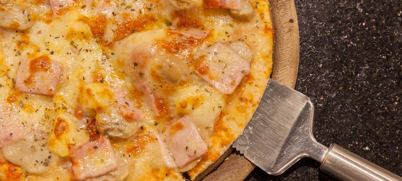 Pizza casera con verduras, jamón cocido y queso