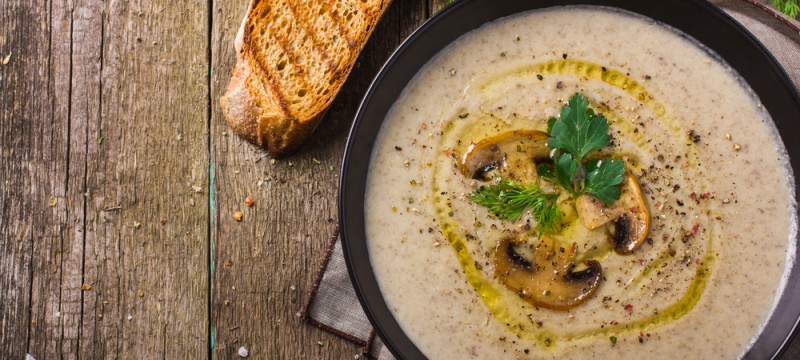 Sopa de huevo con setas y cacahuetes