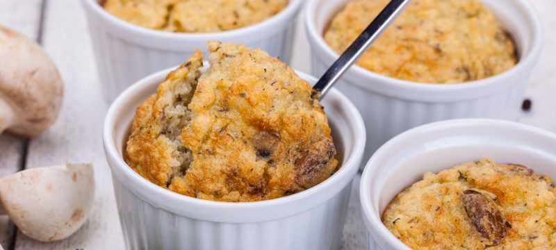 Soufflé de pan, huevo dulce y pasas