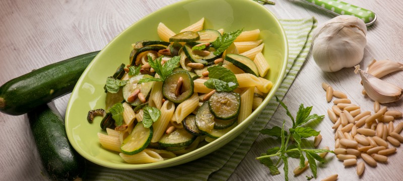 Macarrones con verduras salteadas y queso